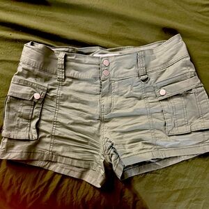 Cargo y2k size 9 army green low rise shorts NWOT